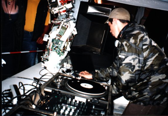 karbon070701_nikkolive.jpg (55643 octets)